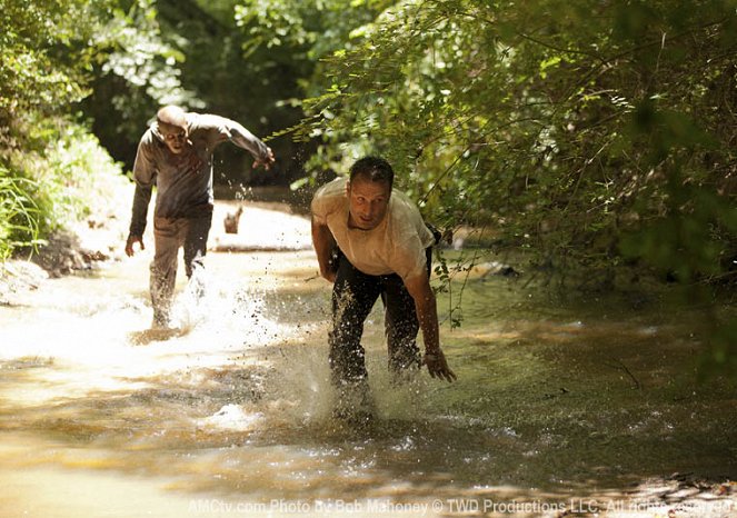 The Walking Dead - Season 2 - What Lies Ahead - Photos - Andrew Lincoln