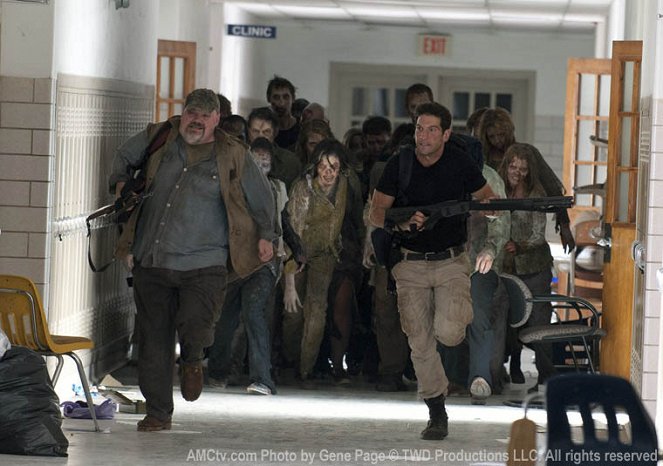 The Walking Dead - Save the Last One - Photos - Pruitt Taylor Vince, Jon Bernthal