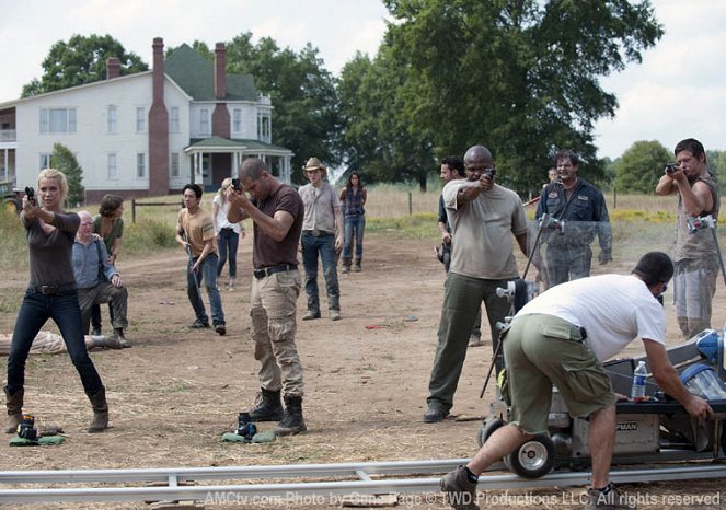 The Walking Dead - Fél lábbal a sírban - Forgatási fotók - Laurie Holden, Jon Bernthal, Irone Singleton, Norman Reedus