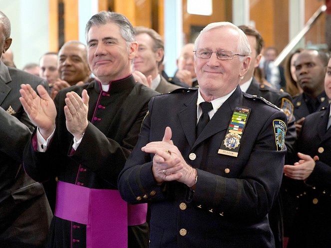 Blue Bloods (Familia de policías) - Dedication - De la película - Len Cariou