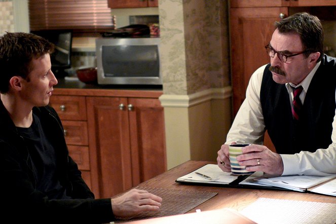 Zaprzysiężeni - Season 4 - Ciemna strona miasta - Z filmu - Will Estes, Tom Selleck