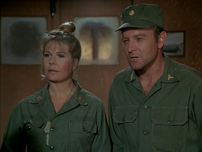 M*A*S*H - I Hate a Mystery - Photos - Loretta Swit, Larry Linville