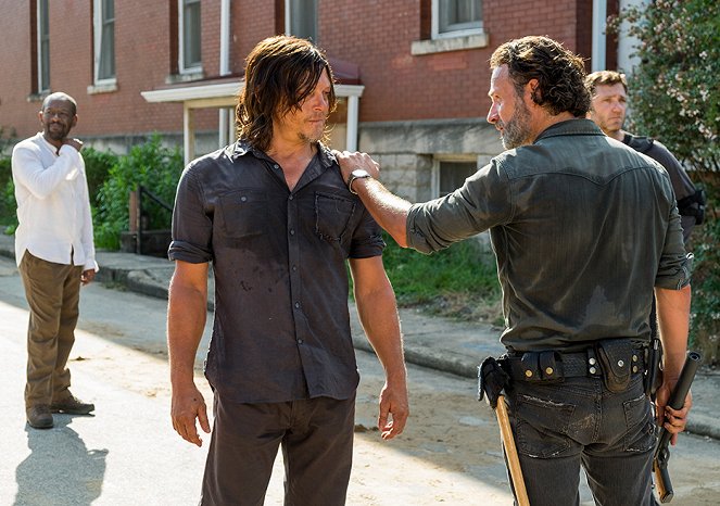 The Walking Dead - Season 7 - Rock in the Road - Photos - Norman Reedus, Andrew Lincoln