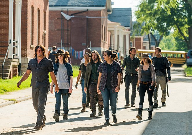 The Walking Dead - Rock in the Road - Photos - Norman Reedus, Chandler Riggs, Tom Payne, Alanna Masterson, Christian Serratos