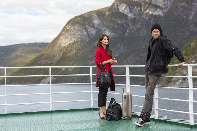 Lifjord - Der Freispruch - Überraschungsbesuch - Filmfotos - Elaine Tan, Mathias Romano