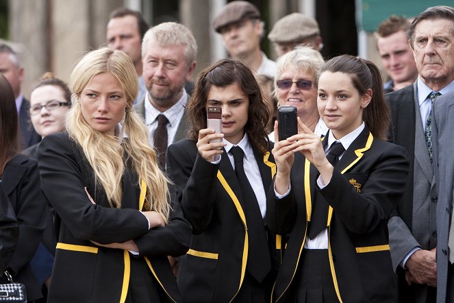 A Midsomer gyilkosságok - Season 14 - Halál a külső sávban - Filmfotók - Clara Paget, Gwyneth Keyworth, Daisy Keeping