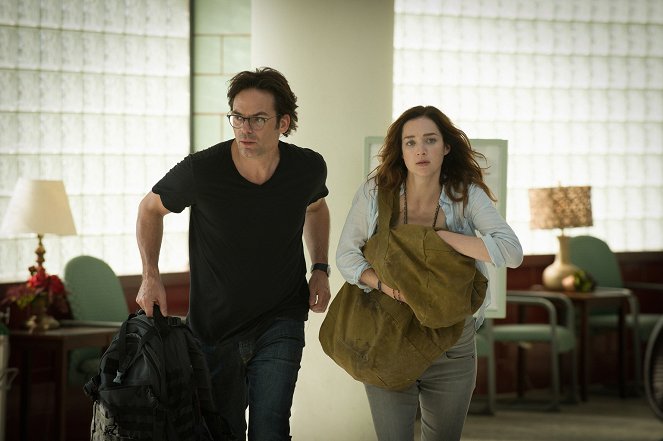 Zoo - Season 1 - Wild Things - Photos - Billy Burke, Kristen Connolly