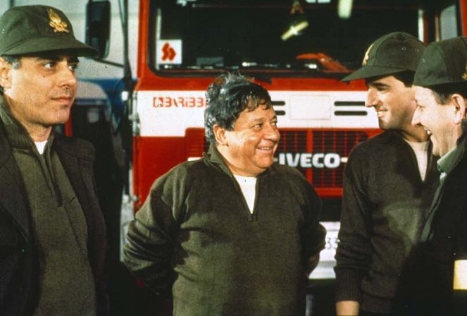 I pompieri - Z filmu - Teo Teocoli, Paolo Villaggio, Christian De Sica, Massimo Boldi