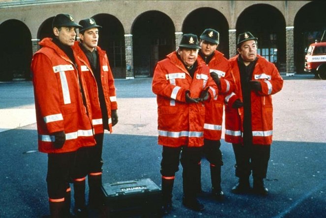 I pompieri - Z filmu - Teo Teocoli, Christian De Sica, Paolo Villaggio, Massimo Boldi, Lino Banfi