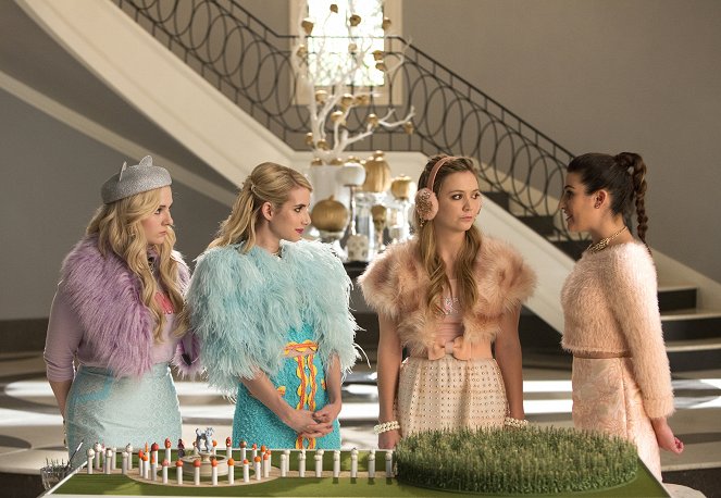 Królowe krzyku - Halloweenowa impreza Chanel - Z filmu - Abigail Breslin, Emma Roberts, Billie Lourd, Lea Michele