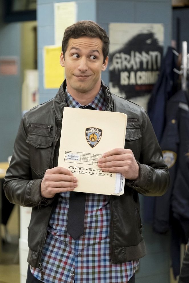 Brooklyn 99 - Série 4 - Pomáhat a chránit - Z filmu - Andy Samberg