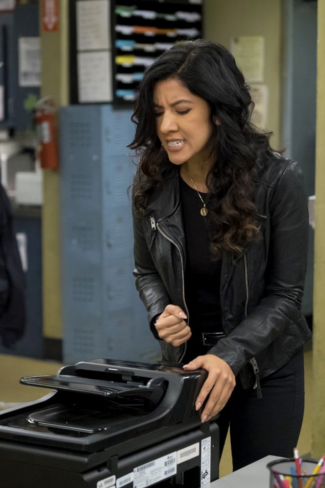 Brooklyn 99 - Pomáhat a chránit - Z filmu - Stephanie Beatriz