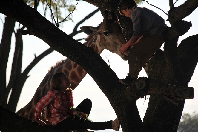 Kleine Helden, große Wildnis 2 - Abenteuer Serengeti - Filmfotos - Ella Ballentine, John Paul Ruttan
