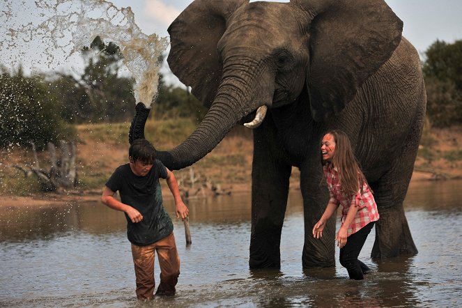 Kleine Helden, große Wildnis 2 - Abenteuer Serengeti - Filmfotos - John Paul Ruttan, Ella Ballentine