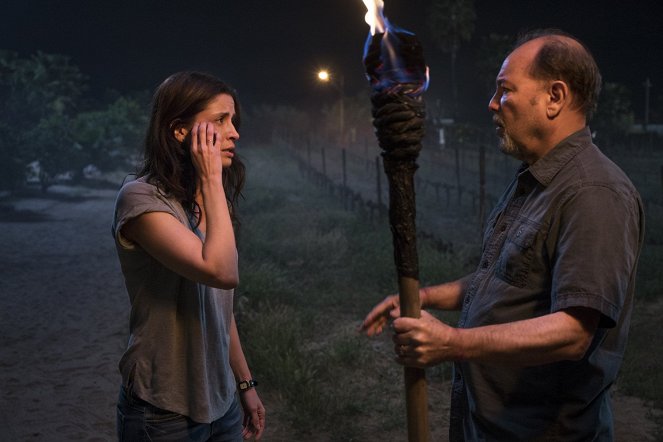 Fear the Walking Dead - Season 2 - Shiva - Filmfotos - Mercedes Mason, Rubén Blades
