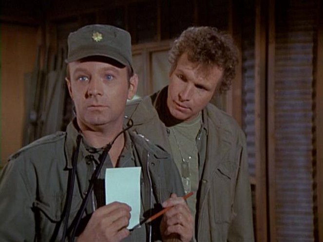 M.A.S.H. - The Army-Navy Game - Filmfotók - Larry Linville, Wayne Rogers