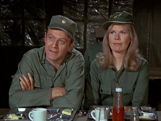 M*A*S*H - Sticky Wicket - Photos - Larry Linville, Loretta Swit