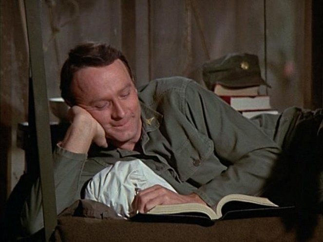 M*A*S*H - Czas na show - Z filmu - Larry Linville