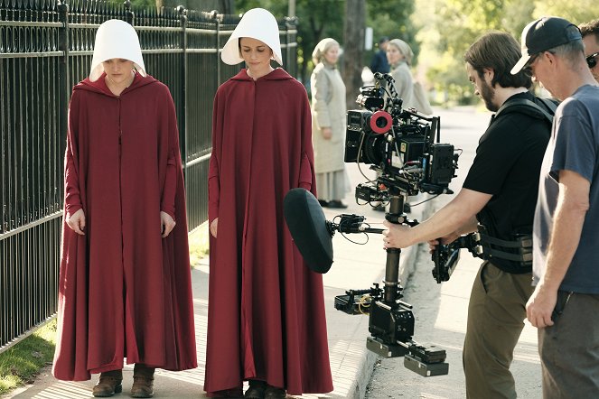 The Handmaid's Tale - Offred - Making of - Elisabeth Moss, Alexis Bledel