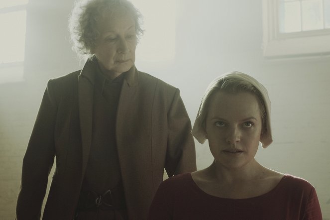 A szolgálólány meséje - Fredé - Filmfotók - Margaret Atwood, Elisabeth Moss