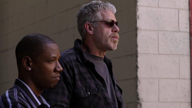 Sons of Anarchy - The Sleep of Babies - Photos - Tory Kittles, Ron Perlman