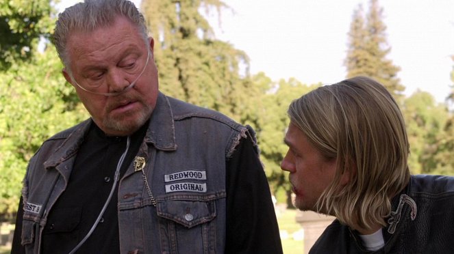 Sons of Anarchy - The Revelator - Photos - William Lucking, Charlie Hunnam