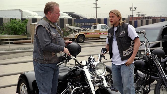 Sons of Anarchy - Albification - Photos - William Lucking, Charlie Hunnam