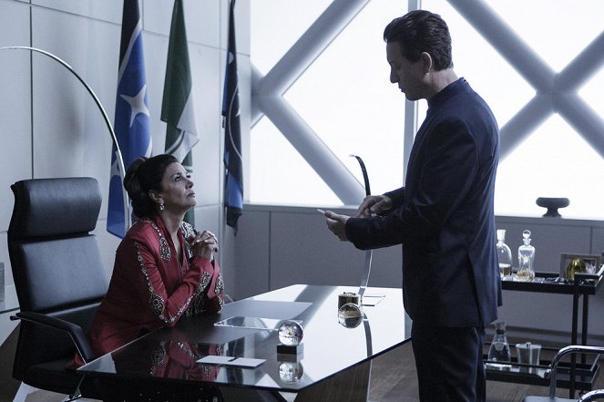 The Expanse - Here There Be Dragons - Photos - Shohreh Aghdashloo, Shawn Doyle