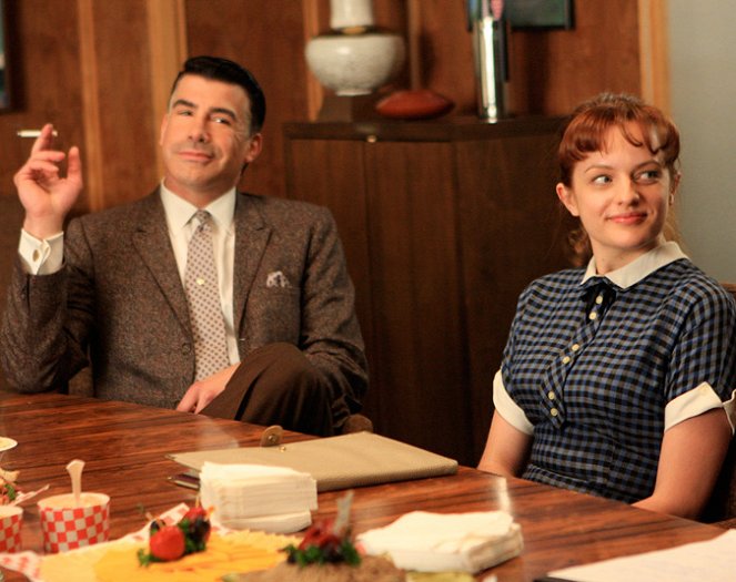 Mad Men - For Those Who Think Young - Photos - Bryan Batt, Elisabeth Moss