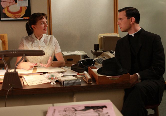 Mad Men - A Night to Remember - Photos - Elisabeth Moss, Colin Hanks