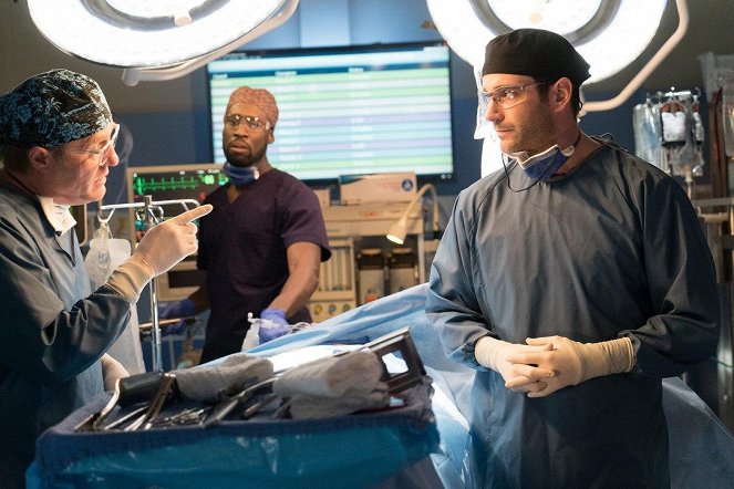 Chicago Med - Clarity - Photos - Gregg Henry, Colin Donnell