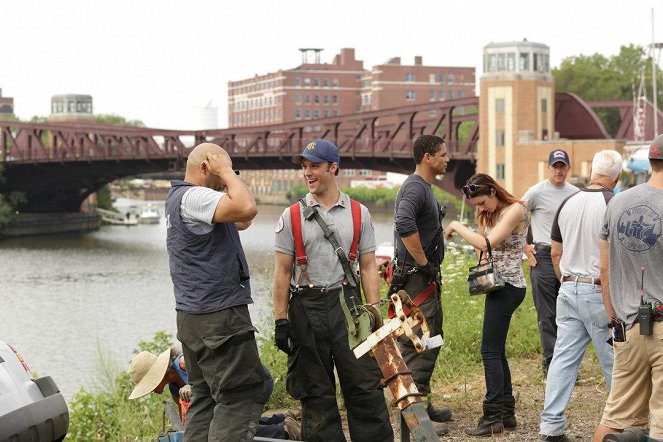 Chicago Fire - Season 3 - Blick nach vorn - Dreharbeiten - Jesse Spencer, Charlie Barnett