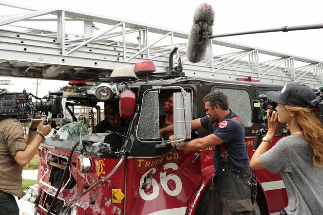 Chicago Fire - Just Drive the Truck - Del rodaje - Taylor Kinney