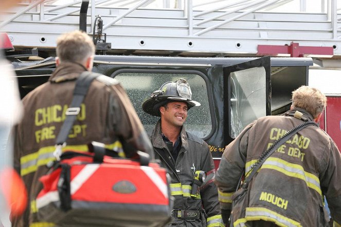 Chicago Fire - Just Drive the Truck - Del rodaje - Taylor Kinney