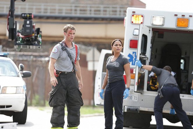 Chicago Fire - Řídit náklaďák - Z natáčení - Jesse Spencer, Monica Raymund