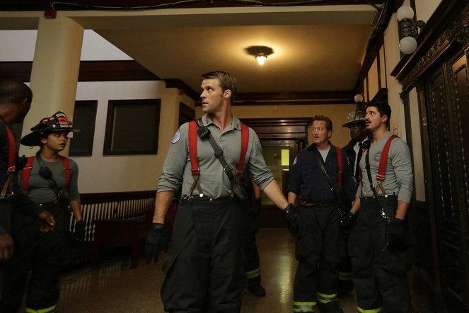 Chicago Fire - Nukleární varianta - Z filmu - Monica Raymund, Jesse Spencer, Christian Stolte, Yuriy Sardarov