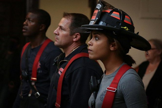 Chicago Fire - Season 3 - The Nuclear Option - Photos - Edwin Hodge, Monica Raymund