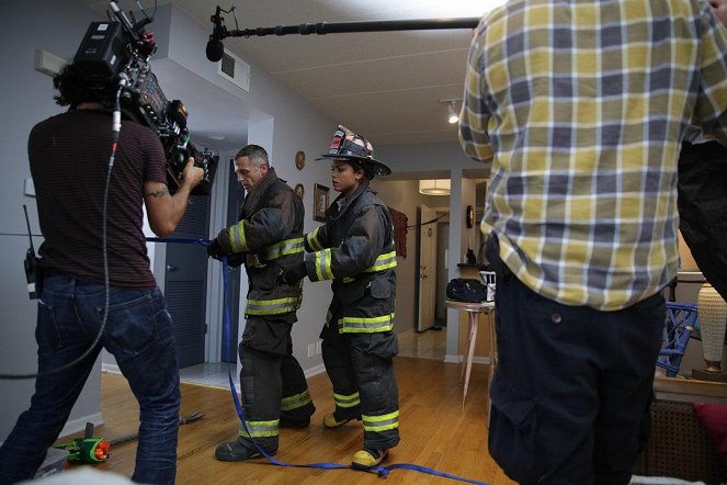 Chicago Fire - Hoher Einsatz - Dreharbeiten - David Eigenberg, Monica Raymund