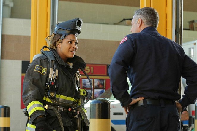 Chicago Fire - Madmen and Fools - Photos - Monica Raymund