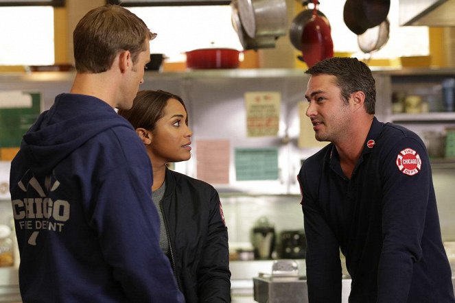 Chicago Fire - Nobody Touches Anything - Photos - Monica Raymund, Taylor Kinney