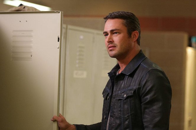 Chicago Fire - Nobody Touches Anything - Van film - Taylor Kinney