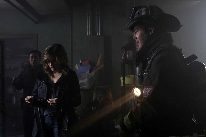 Chicago Fire - Nikt niczego nie dotyka - Z filmu - Sophia Bush, Taylor Kinney