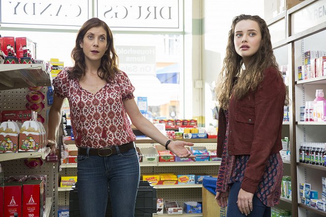 13 Reasons Why - Season 1 - Tape 3, Side A - Photos - Kate Walsh, Katherine Langford