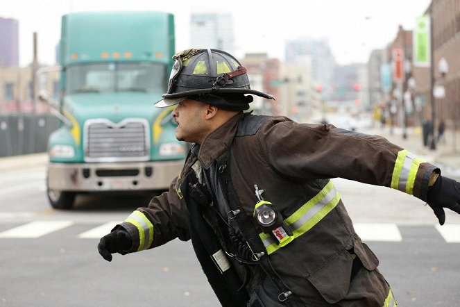 Chicago Fire - Arrest in Transit - Do filme - Joe Minoso