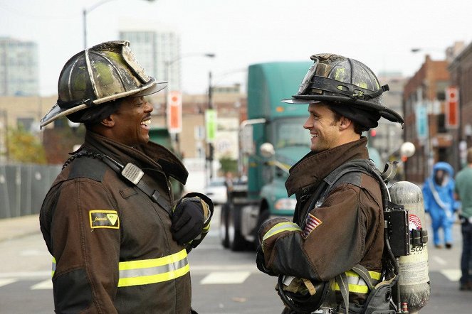 Chicago Fire - Zastavení dopravy - Z nakrúcania - Eamonn Walker, Jesse Spencer