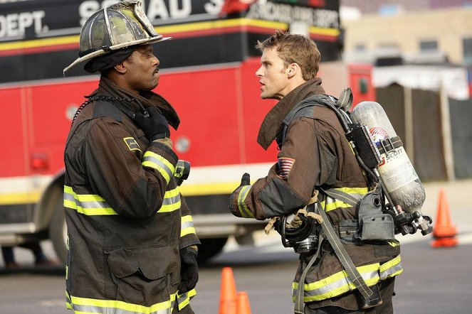 Chicago Fire - Zastavení dopravy - Z filmu - Eamonn Walker, Jesse Spencer