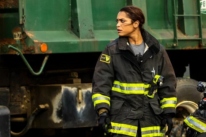 Chicago Fire - Kłopoty podczas transportu - Z filmu - Monica Raymund