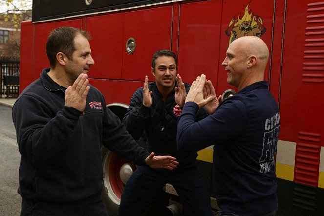 Chicago Fire - Tage wie dieser - Dreharbeiten - Anthony Ferraris, Taylor Kinney, Randy Flagler