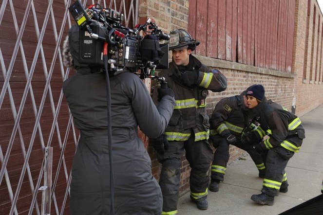 Chicago Fire - Let Him Die - Van de set - Jesse Spencer, Monica Raymund