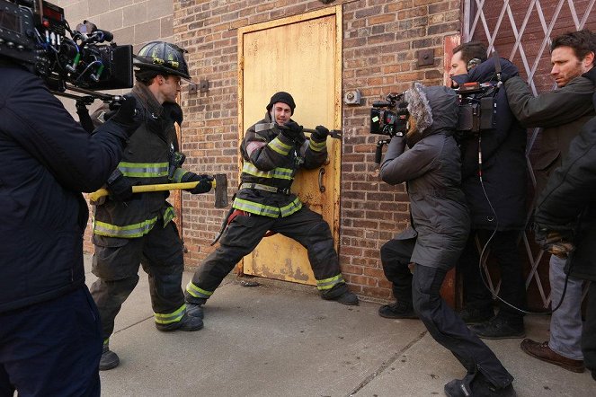 Chicago Fire - Let Him Die - Del rodaje - Jesse Spencer, Taylor Kinney